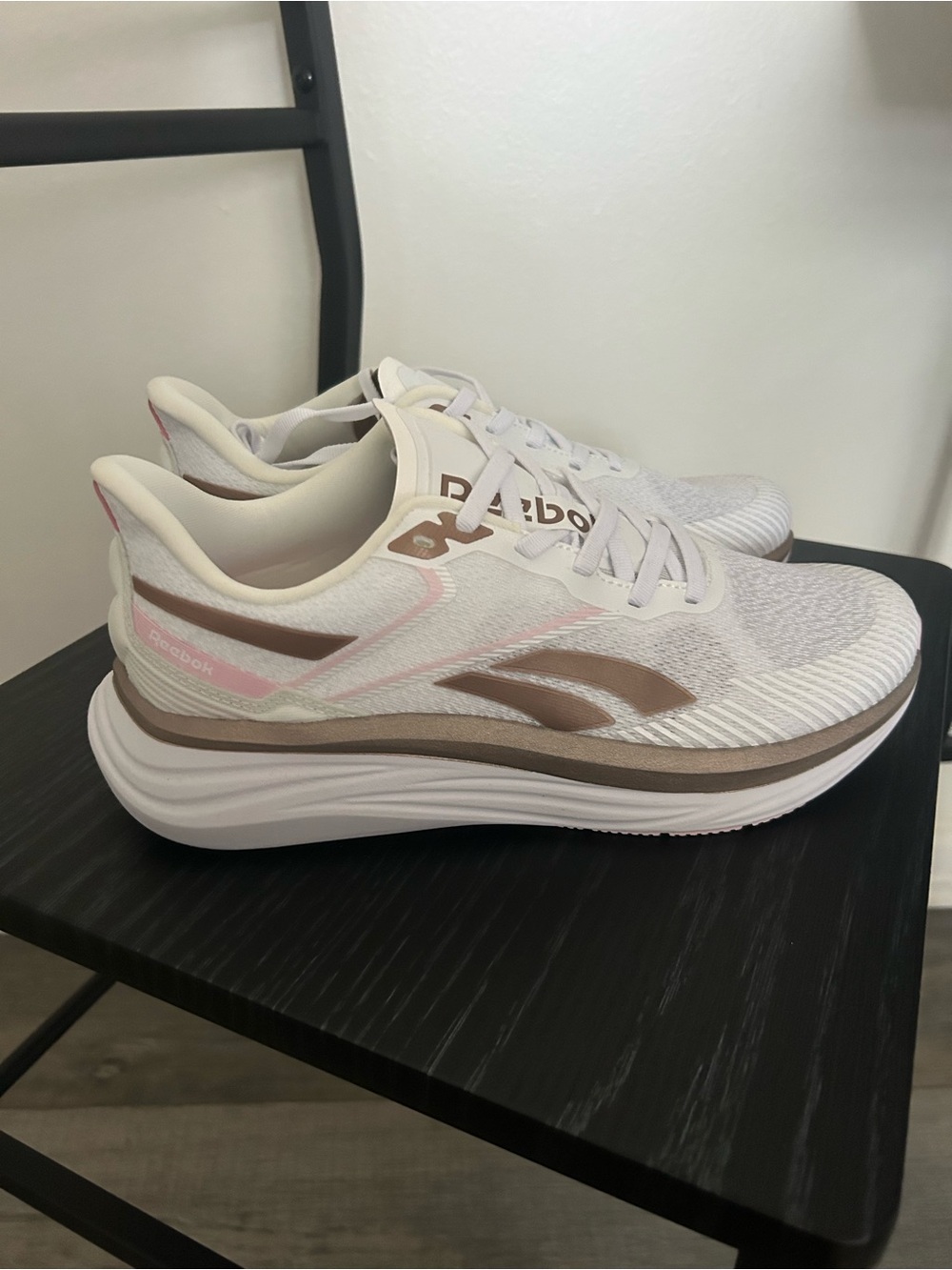 โช๏ธ REEBOK โช๏ธ NWT Rose Gold and White Sneakers
